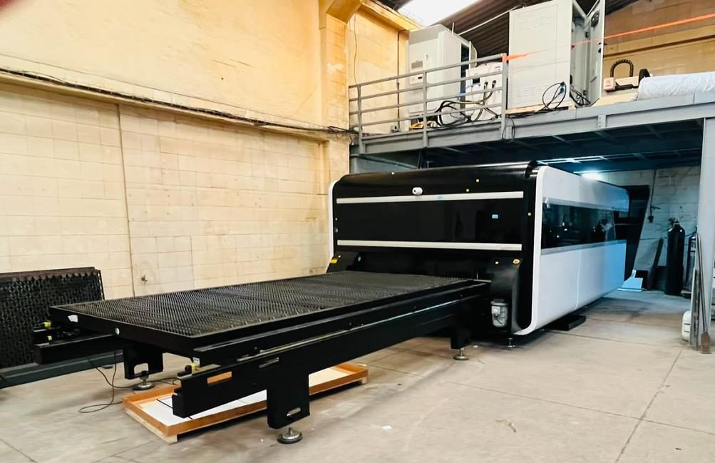 Cortadora láser GWEIKE LF3015GA en planta de Laser Steel