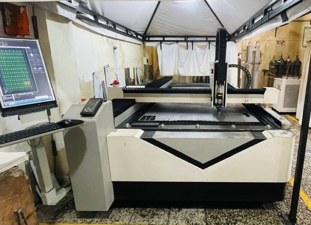 Cortadora láser GWEIKE LF1325L en planta de Laser Steel