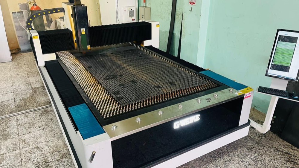 Cortadora láser GWEIKE LF3015CN en planta de Laser Steel