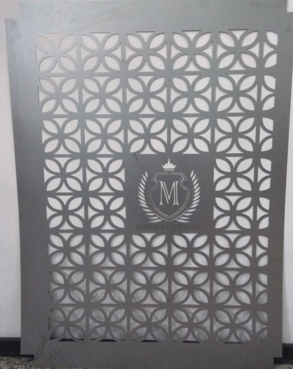 Panel geométrico decorativo en metal