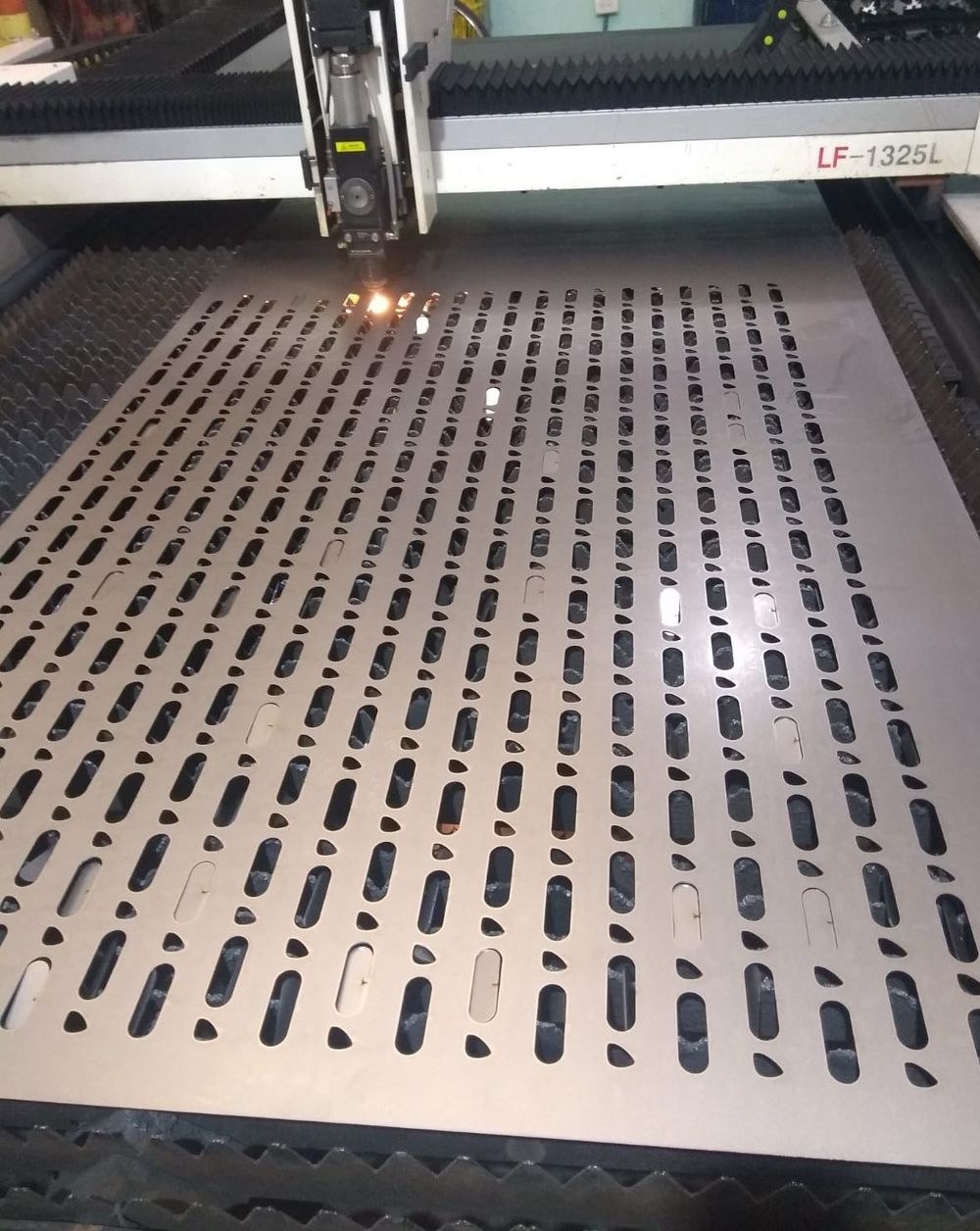Panel decorativo en proceso de corte