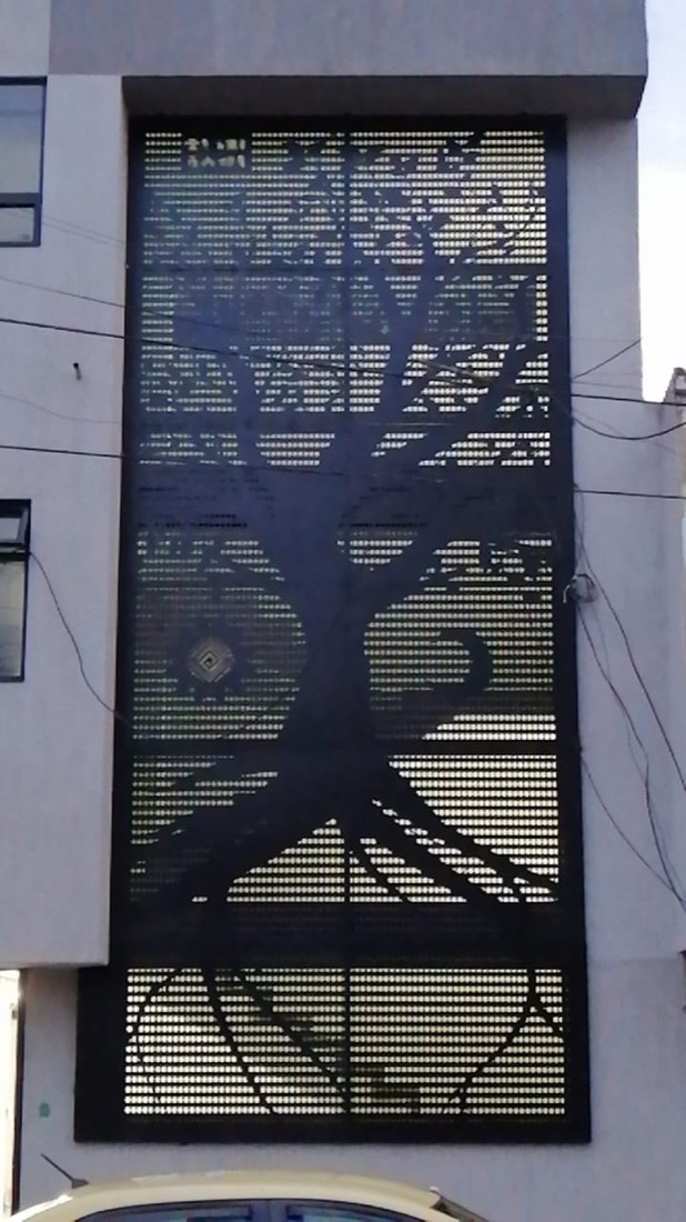 Fachada decorativa con motivo de árbol