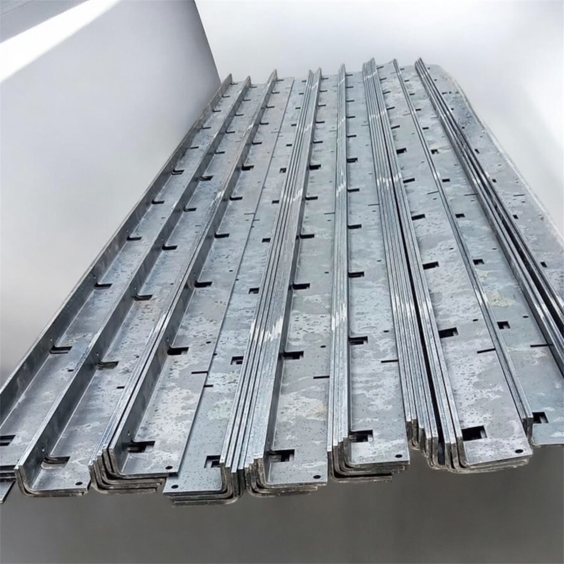 Perfiles galvanizados para estantería